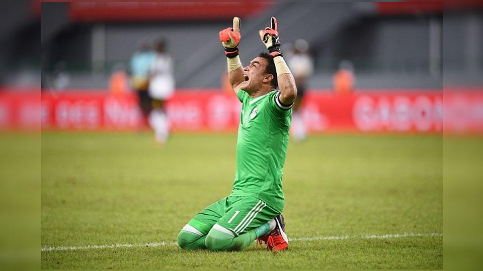 Kiper Mesir, Essam El Hadary menjadi pahlawan saat drama adu penalti. - INDOSPORT